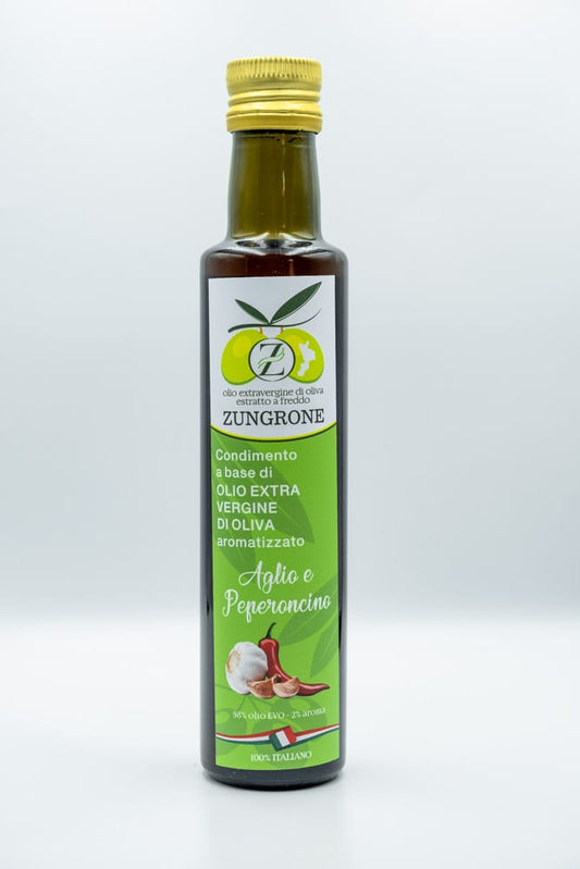 Olio d'oliva extravergine aromatizzato con aglio e peperoncino calabrese